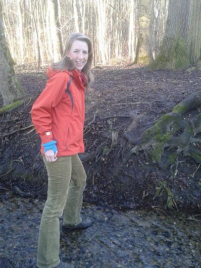 ZURüCK ZUR NATUR - 

Nach der Geburt ihres zweiten Kindes wollte Katrin Habenschaden (36) &bdquo;mal etwas ganz anderes machen&ldquo;. Dann machte die Diplombetriebswirtin und Bankerin einen Lehrgang als Wald- und Wildnispädagogin. 
&bdquo;Das ist für mich neben dem Sport ein richtig guter Ausgleich zu meinem Beruf&ldquo;, erzählt die Kandidatin der Grünen.  Da baut sie in der Natur mit Kindern und Erwachsenen Laubhütten, macht Feuer, sucht essbare Pflanzen oder deutet Tierspuren.
 &bdquo;Ich war schon immer sehr gern draußen.&ldquo; Sie ist aber auch &bdquo;mit Herzblut in der Wirtschafts- und Finanzpolitik&ldquo; dabei: &bdquo;Zahlen schrecken mich nicht.&ldquo;