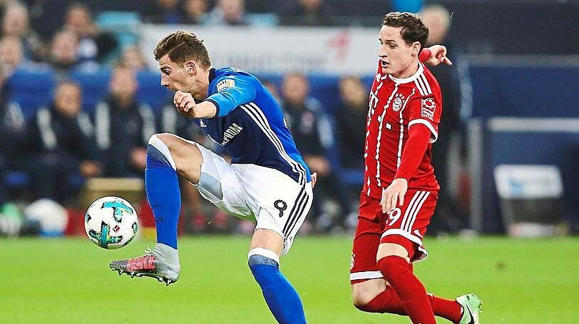 Noch Konkurrenten, bald wohl Kollegen: Bayerns Sebastian Rudy (r.) und Schalkes Leon Goretzka. firo/Augenklick