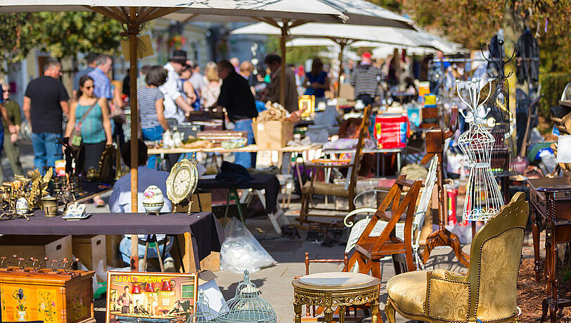 Anfang Juni kann man wieder über den Flohmarkt am Goldschmiedplatz schlendern. (Symbolfoto) Anfang Juni kann man wieder über den Flohmarkt am Goldschmiedplatz schlendern. (Symbolfoto)