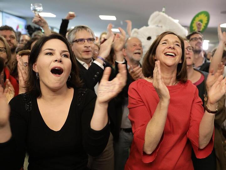 Die Grünen-Vorsitzende Annalena Baerbock (l.) und Fraktionschefin Katrin Göring-Eckard jubeln nach der Bekanngabe der ersten Prognose für die Europawahl. Die Grünen kletterten in einer aktuellen Umfrage auf den Rekordwert von 26 Prozent.