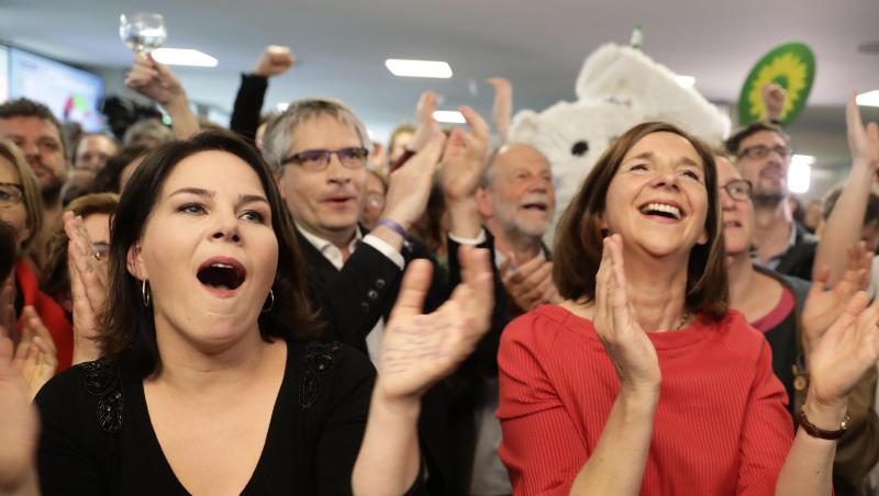 Die Grünen-Vorsitzende Annalena Baerbock (l.) und Fraktionschefin Katrin Göring-Eckard jubeln nach der Bekanngabe der ersten Prognose für die Europawahl. Die Grünen kletterten in einer aktuellen Umfrage auf den Rekordwert von 26 Prozent. Die Grünen-Vorsitzende Annalena Baerbock (l.) und Fraktionschefin Katrin Göring-Eckard jubeln nach der Bekanngabe der ersten Prognose für die Europawahl. Die Grünen kletterten in einer aktuellen Umfrage auf den Rekordwert von 26 Prozent.