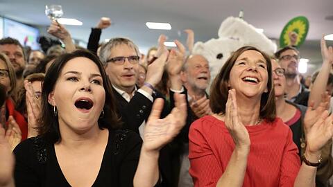 Die Grünen-Vorsitzende Annalena Baerbock (l.) und Fraktionschefin Katrin Göring-Eckard jubeln nach der Bekanngabe der ersten Prognose für die Europawahl. Die Grünen kletterten in einer aktuellen Umfrage auf den Rekordwert von 26 Prozent.