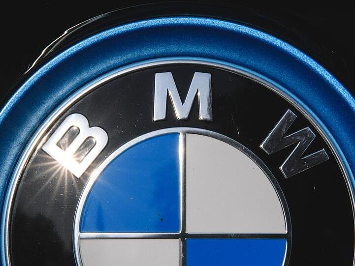 Auch der deutsche Autobauer BMW muss wegen fehlerhafter Airbags tausende Fahrzeuge in den USA zurückrufen.