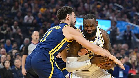 LeBron James (r) versucht sich gegen Warriors-Guard Klay Thompson durchzusetzen.