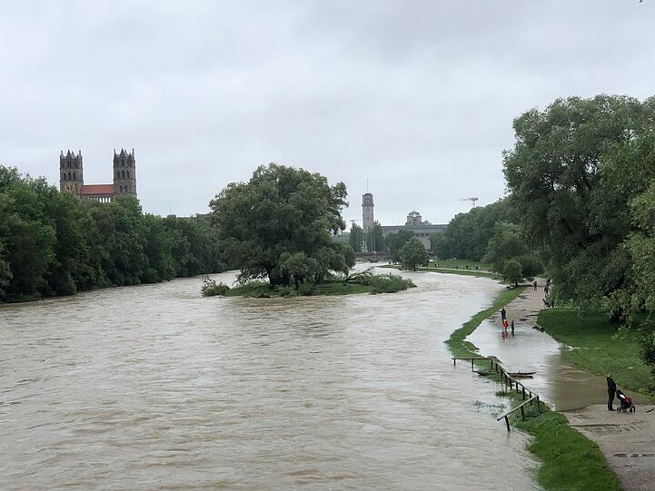 In Richtung Innenstadt nutzt die Isar die volle Breite des renaturierten Flussbetts bis zum Fußweg.