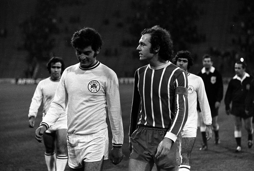 Franz Beckenbauer (FC Bayern München) nach dem Spiel gegen Omonia Nikosia im Gespräch mit einem Gegenspieler.
