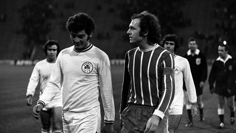 Franz Beckenbauer (FC Bayern München) nach dem Spiel gegen Omonia Nikosia im Gespräch mit einem Gegenspieler. Franz Beckenbauer (FC Bayern München) nach dem Spiel gegen Omonia Nikosia im Gespräch mit einem Gegenspieler.