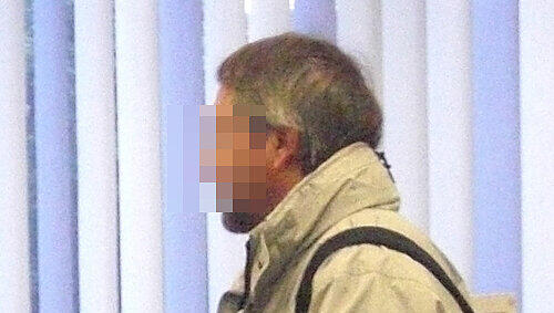 or Gericht: Peter T. klagt gegen seine Suspendierung. or Gericht: Peter T. klagt gegen seine Suspendierung.