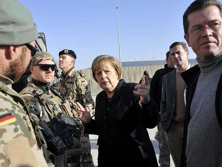 Kanzlerin Merkel und Minister zu Guttenberg beim Blitzbesuch in Afghanistan