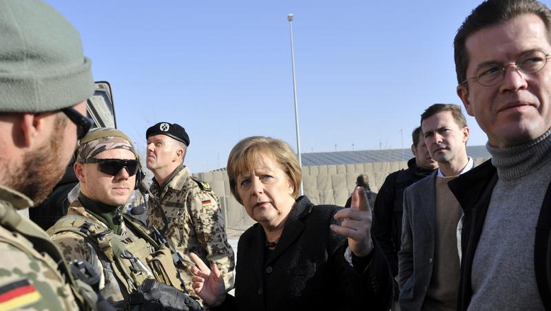 Kanzlerin Merkel und Minister zu Guttenberg beim Blitzbesuch in Afghanistan Kanzlerin Merkel und Minister zu Guttenberg beim Blitzbesuch in Afghanistan