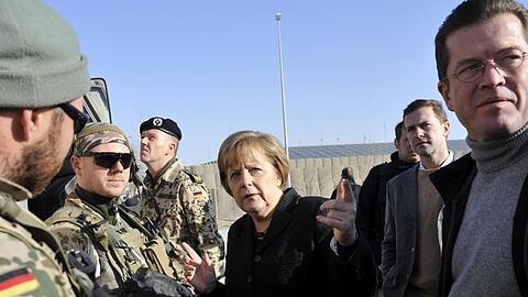 Kanzlerin Merkel und Minister zu Guttenberg beim Blitzbesuch in Afghanistan