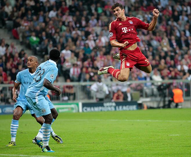 MARIO GOMEZ:Komplett abgemeldet bis zum 1:0 in der 38. Minute &ndash; da stand er dann genau richtig und staubte ab. Wie auch beim 2:0 nach van Buytens Kopfball sieben Minuten später.Note 2