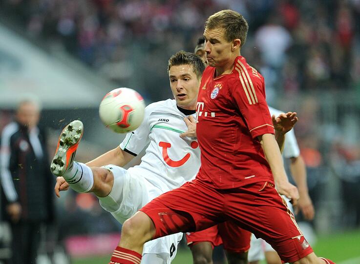 HOLGER BADSTUBER: Note 3. Zweites Spiel als Innenverteidiger &ndash; erst! Machte seine Sache aber ordentlich &ndash; bis auf einen Stellungsfehler vor Dioufs Chance, die Neuer hielt.
