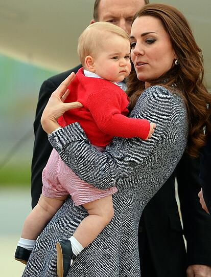 Auf dem Arm von Mama Kate lässt sich der Rummel zum Abschied noch einigermaßen ertragen!