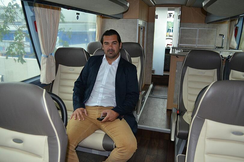Auch Sportchef Poschner scheint der neue teambus zu gefallen.