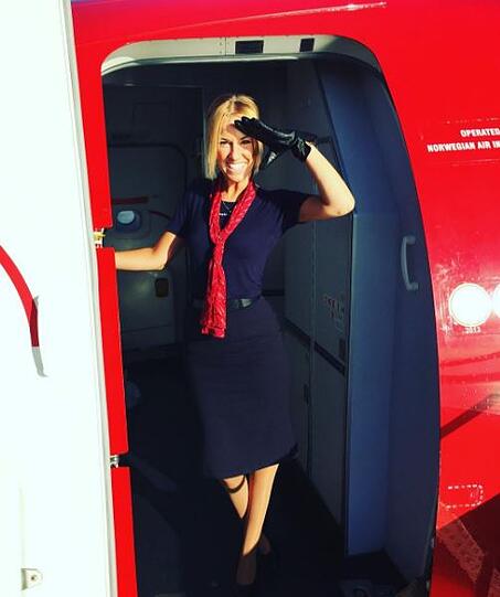 Alles klar zum Abheben: Auch in ihrer Uniform macht die Stewardess eine Topfigur.