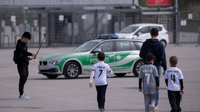 Schon früh machten sich diese kleinen Real-Fans auf den Weg in die Allianz Arena.