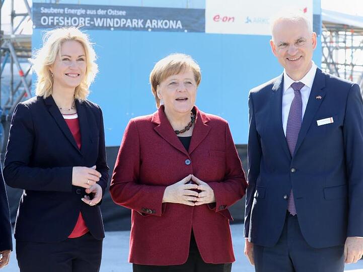 Offizielle Inbetriebnahme des Offshore-Windparks Arkona im Fährhafen Neu Mukran mit Manuela Schwesig, Angela Merkel und Eon-Chef Johannes Teyssen.