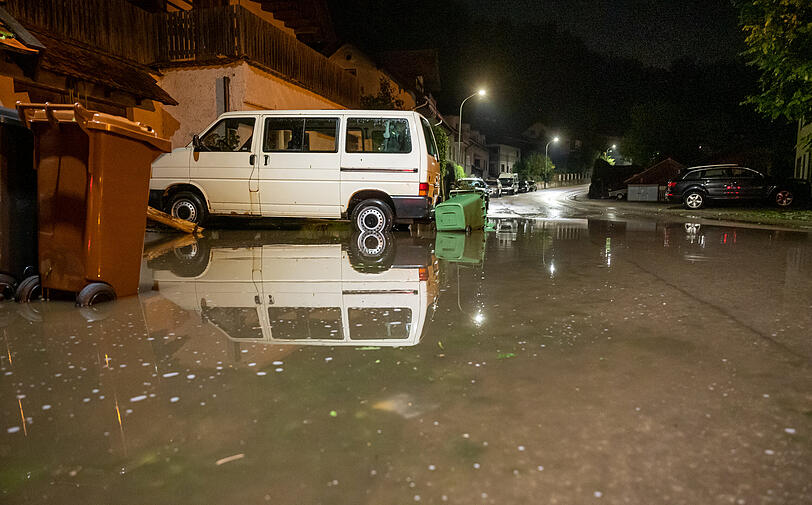 Eine Straße in Wolfratshausen steht unter Wasser.