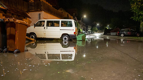 Eine Straße in Wolfratshausen steht unter Wasser.