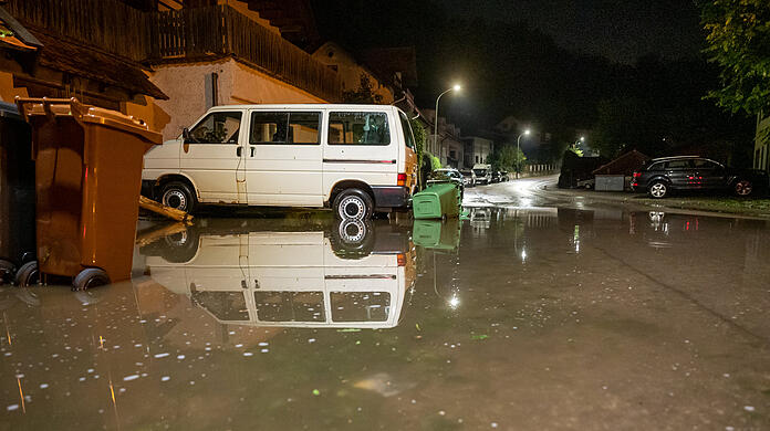 Eine Straße in Wolfratshausen steht unter Wasser.