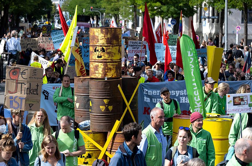 Zahlreiche Menschen nehmen an einer Demonstration zum globalen Klimastreik teil und halten verschiedene Plakate in den Händen. Sie folgen dem Aufruf der Bewegung "Fridays for Future". Die Teilnehmer fordern unter anderem eine Abkehr von fossilen Brennstoffen.