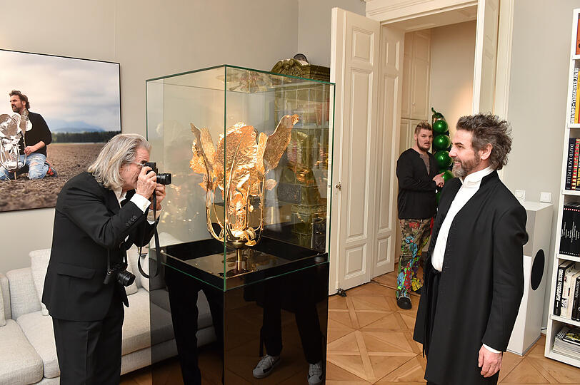 Alberto Venzago fotografiert Künstler Hermann Nachbaur zusammen mit seinem Werk.