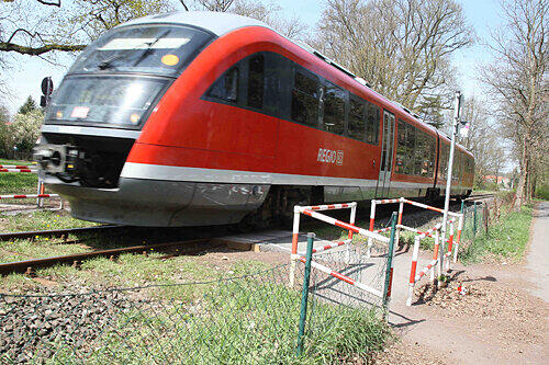 Die Umlaufsperre am Bahnübergang in Ziegelstein führt Passanten nur in eine Richtung.