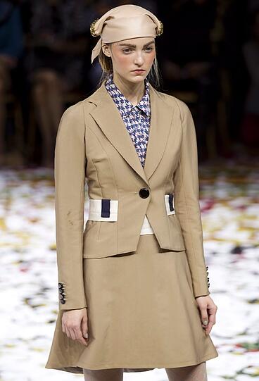 Fashion Week Paris - eine Kreation Gaspard Yurkievichs für Frühnling/Sommer 2012.
