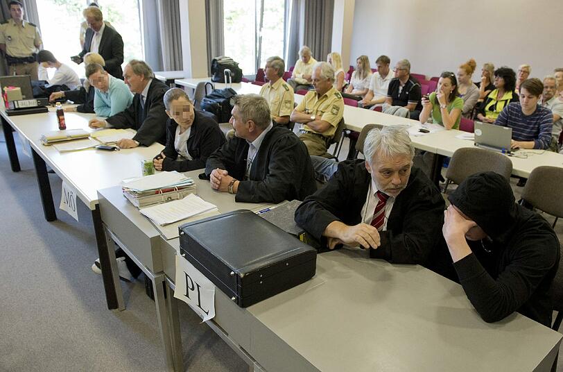 Die wegen Mordes angeklagten Fabian P., Franziska M., Daniel H. und Timo H. sind im Ansbacher Mordprozess zu langen Haftstrafen verurteilt worden. Sie sollen einen 30 Jahre alten Bekannten - wahrscheinlich im Streit um Schulden - getötet und anschließend den Leichnam in die Rezat geworfen zu haben. Hier sehen Sie Archivbilder aus dem Prozess.
