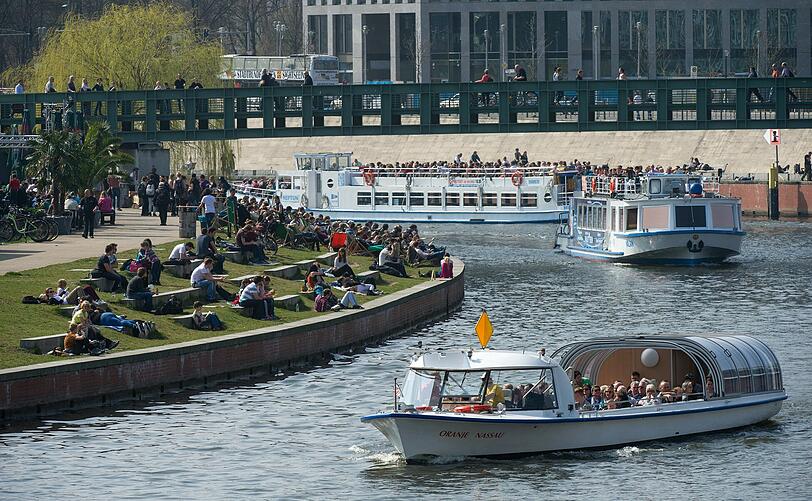 Das tolle Wetter lockt die Menschen in Berlin auch auf die Ausflugsboote auf der Spree zwischen Hauptbahnhof und Bundeskanzleramt.