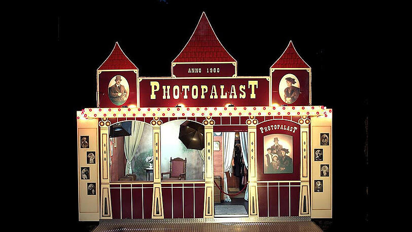 Endlich Prinzessin: Ob einfacher Arbeiter, Wäschemadl, Gigolo oder königliche Hoheit: Im Photopalast anno 1900 kann man sich im Handumdrehen in eine Persönlichkeit aus dem 19. Jahrhundert verwandeln. Karl Oberreiter hält in seinem Fundus dafür eine bunte Vielfalt historischer Kostüme bereit.