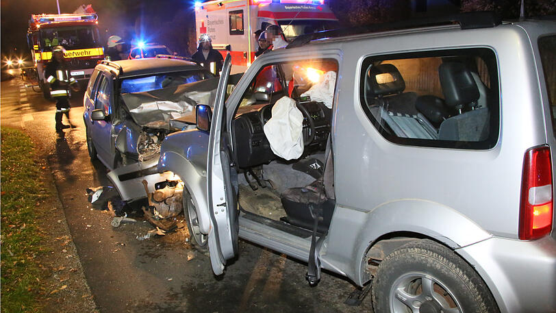 Der Mann krachte mit seinem Suzuki frontal in den VW. Alle drei Beteiligten wurden verletzt. Die Bilder vom Unfallort in Schwindegg.