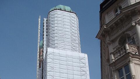 Der Südturm der Frauenkirche ist in Kunststofffolie verpackt.