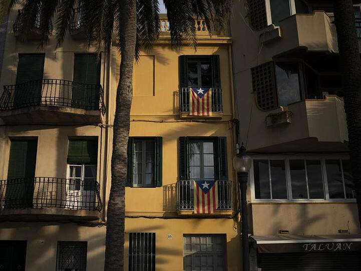 Katalanische Unabhängigkeitsflaggen, die "Estelada", hängen vor den Fenstern eines Gebäudes in Badalona.