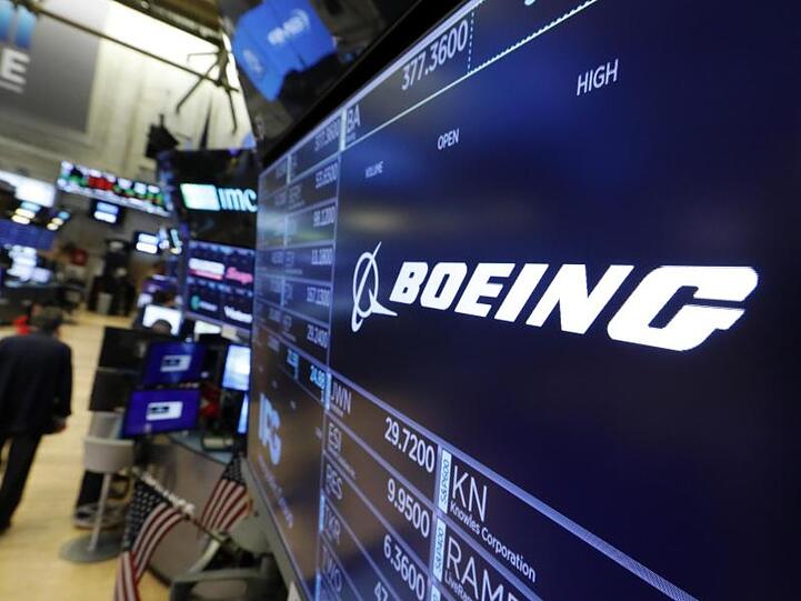 Boeing-Logo auf einem Bildschirm in der New Yorker Börse.