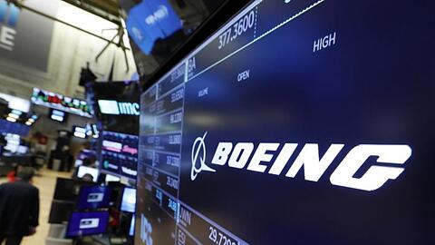 Boeing-Logo auf einem Bildschirm in der New Yorker Börse.