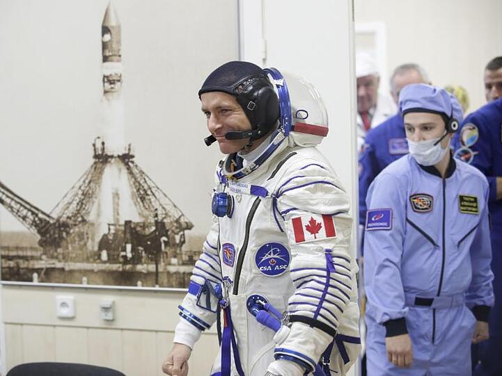 David Saint Jacques (M), Astronaut aus Kanada, kurz vor dem Start der Sojus-FG-Rakete.