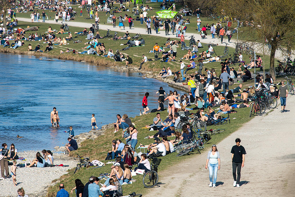 tausende im englischen garten die munchner zieht s raus abendzeitung munchen