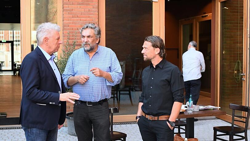 OB Dieter Reiter (links), Intendant Christian Stückl und Marek Wiechers (Kulturreferat) vor dem Theaterlokal "Schmock Minchen". OB Dieter Reiter (links), Intendant Christian Stückl und Marek Wiechers (Kulturreferat) vor dem Theaterlokal "Schmock Minchen".