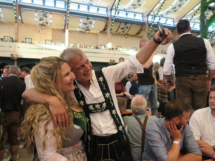 Die täglichen Massen an Selfies kann man gar nicht zählen: Verena Gaulinger, die Bräurosl, ist fraglos eine der meistfotografiertesten Personen auf der Wiesn.