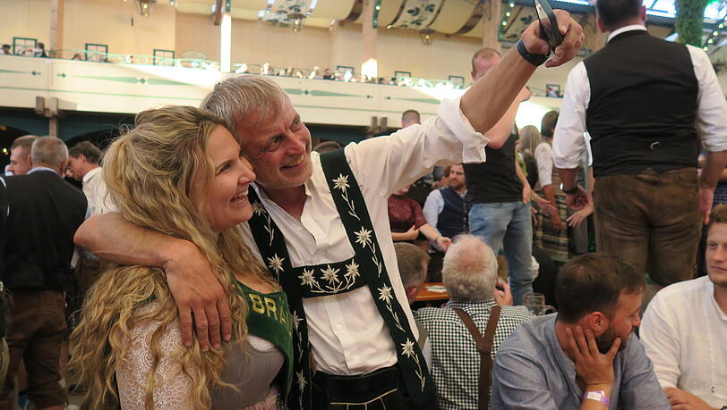 Die täglichen Massen an Selfies kann man gar nicht zählen: Verena Gaulinger, die Bräurosl, ist fraglos eine der meistfotografiertesten Personen auf der Wiesn. Die täglichen Massen an Selfies kann man gar nicht zählen: Verena Gaulinger, die Bräurosl, ist fraglos eine der meistfotografiertesten Personen auf der Wiesn.