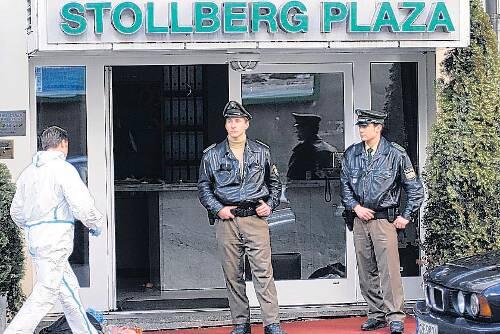 Polizisten sicherten damals den Tat0rt am Hotel Plaza.