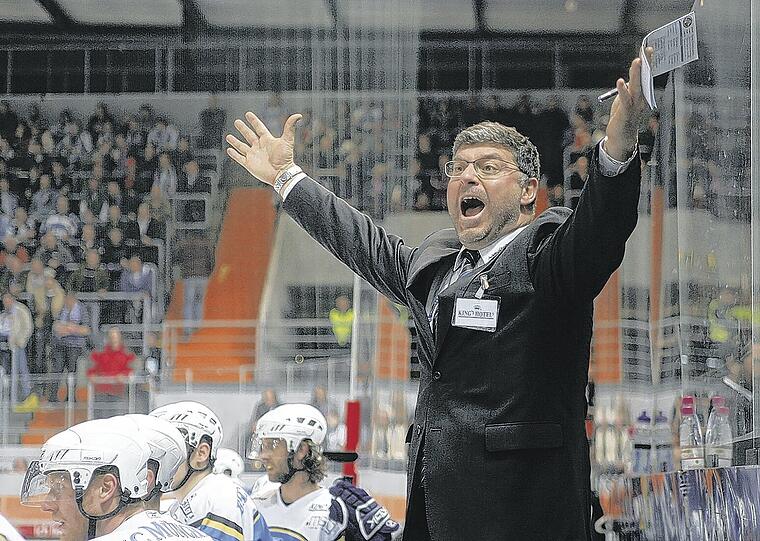 Damit EHC-Erfolgscoach Pat Cortina nächste Saison in der DEL jubeln kann, muss noch einiges passieren beim EHC.