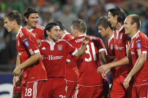 Die Bayern feiern ihren Sieg gegen Haifa - und den zweifachen Torschützen Thomas Müller (3.v.r.).