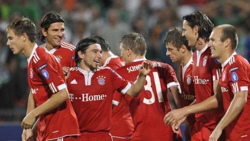 Die Bayern feiern ihren Sieg gegen Haifa - und den zweifachen Torschützen Thomas Müller (3.v.r.). Die Bayern feiern ihren Sieg gegen Haifa - und den zweifachen Torschützen Thomas Müller (3.v.r.).