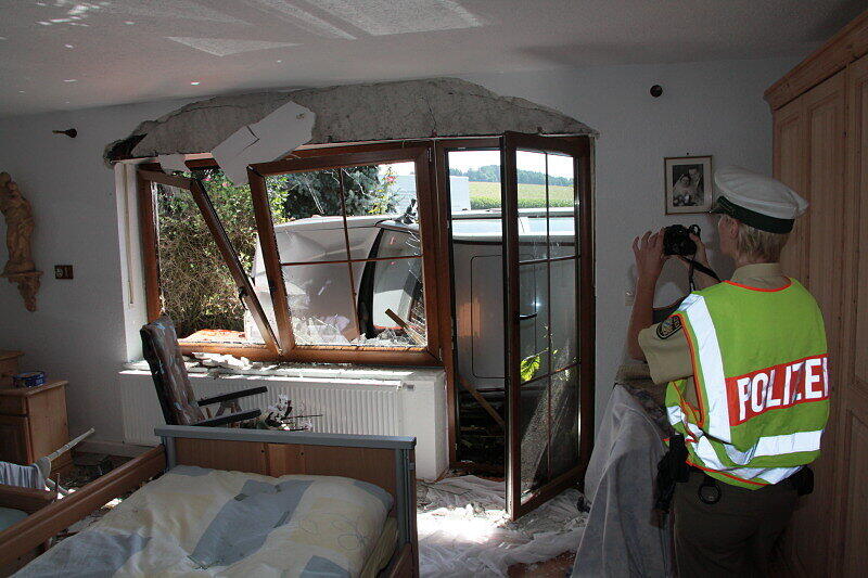 Mühldorf am Inn: Hier fliegt ein Mercedes gegen ein Haus - Bilder - Abendzeitung München