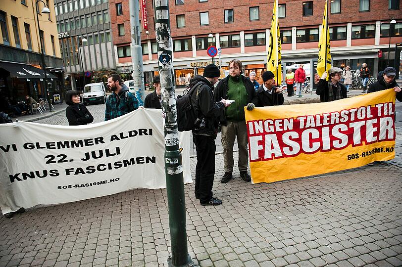 Draussen vor dem Gerichtssaal protestierten Demonstranten in Oslo.