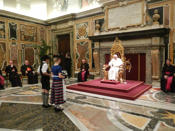 Eine bayerische Delegation besucht den Papst und gratuliert zum Geburtstag. Die AZ war für Sie in Rom. Die Bilder.