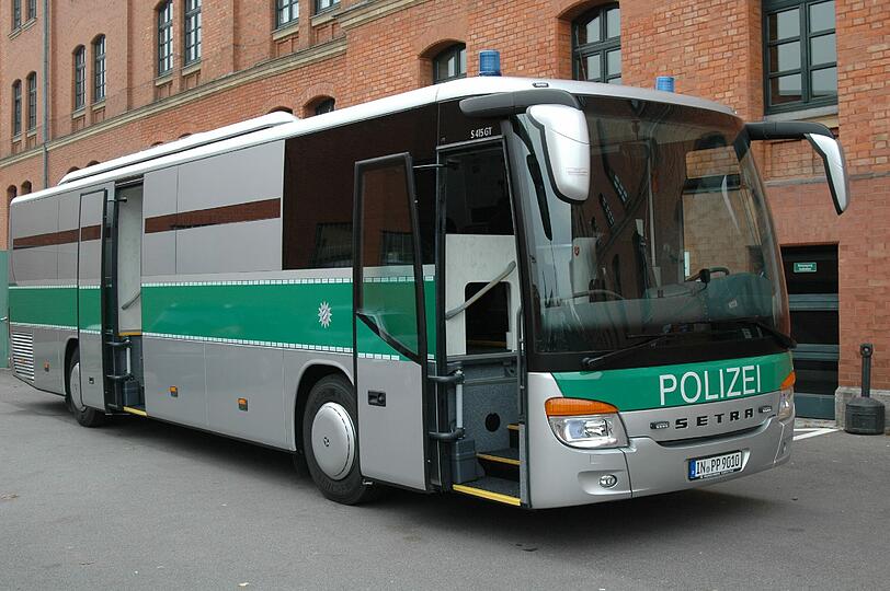 Der neue Gefangenentransporter-Bus der Polizei: Werfen wir mal einen Blick ins Innere...